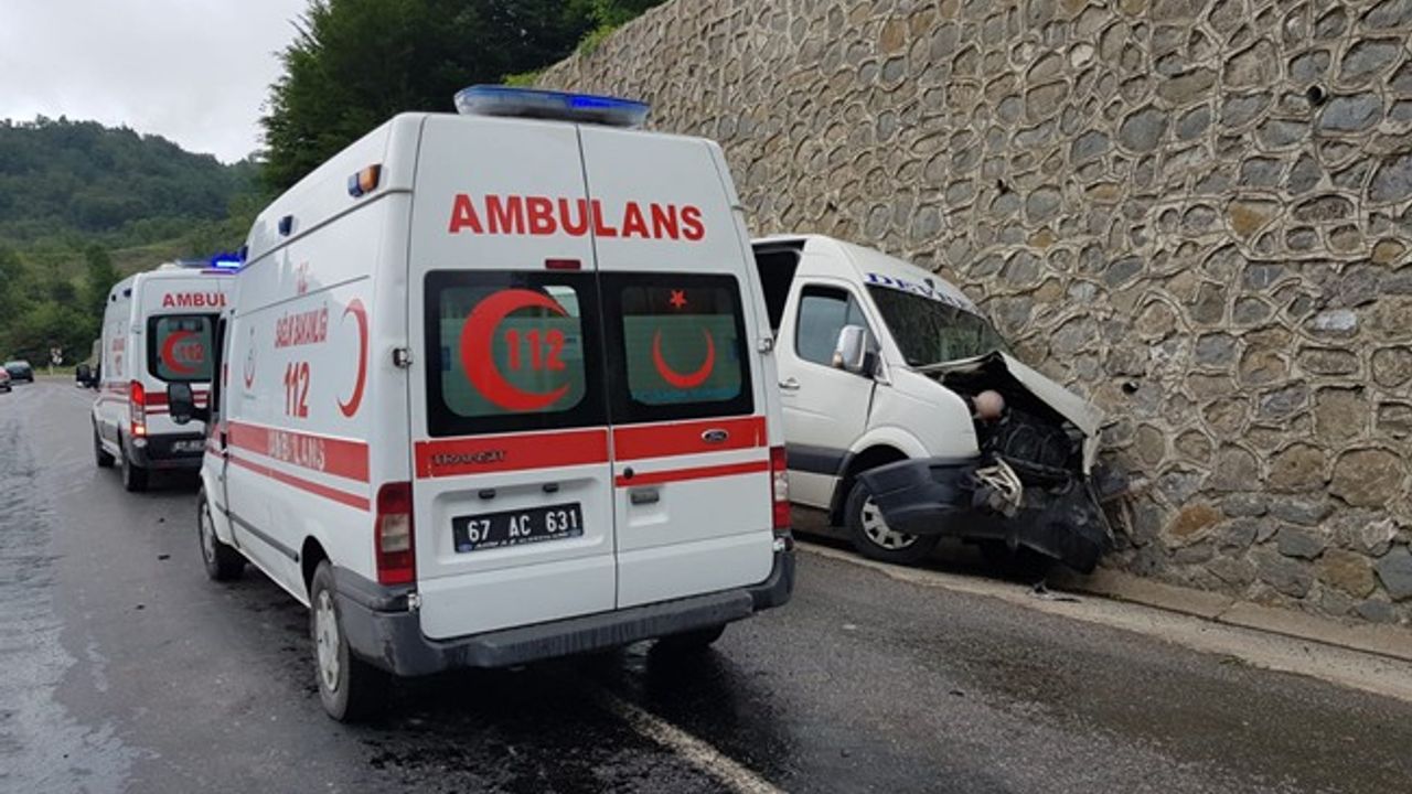 Yolcu Minib S Kaza Yapt Yaral Lar Var Zonguldak Pusula Son Dakika