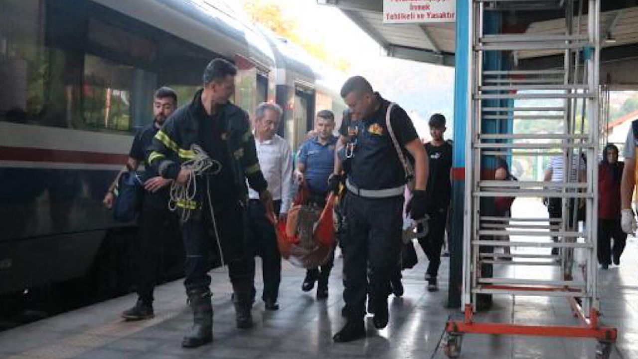 Kayalıklardan düşerek ayağını kırdı trenle ambulansa ulaştırıldı