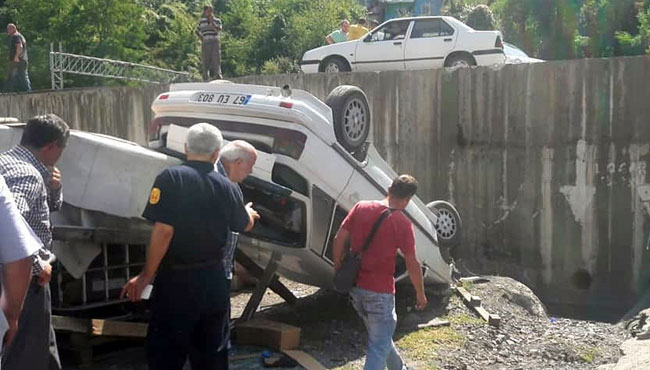 Otomobil Dere Kenar Na U Tu Yaral Lar Var Zonguldak Pusula Son