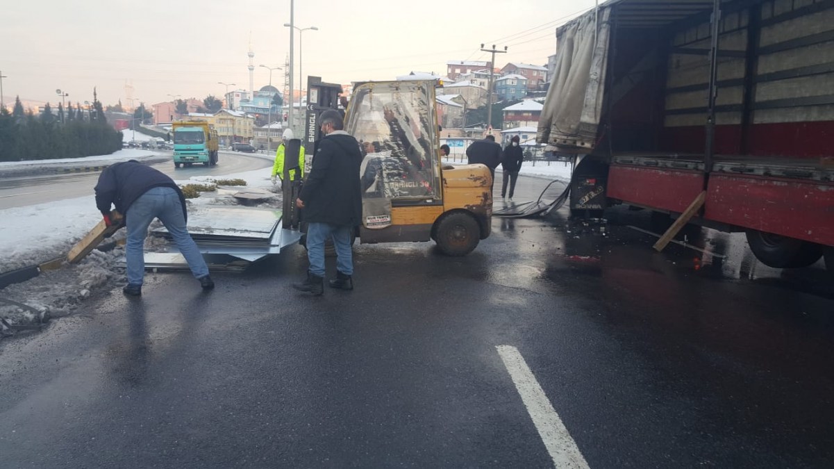 Tırın dorsesinden düşen saclar yola saçıldı Zonguldak Pusula Son