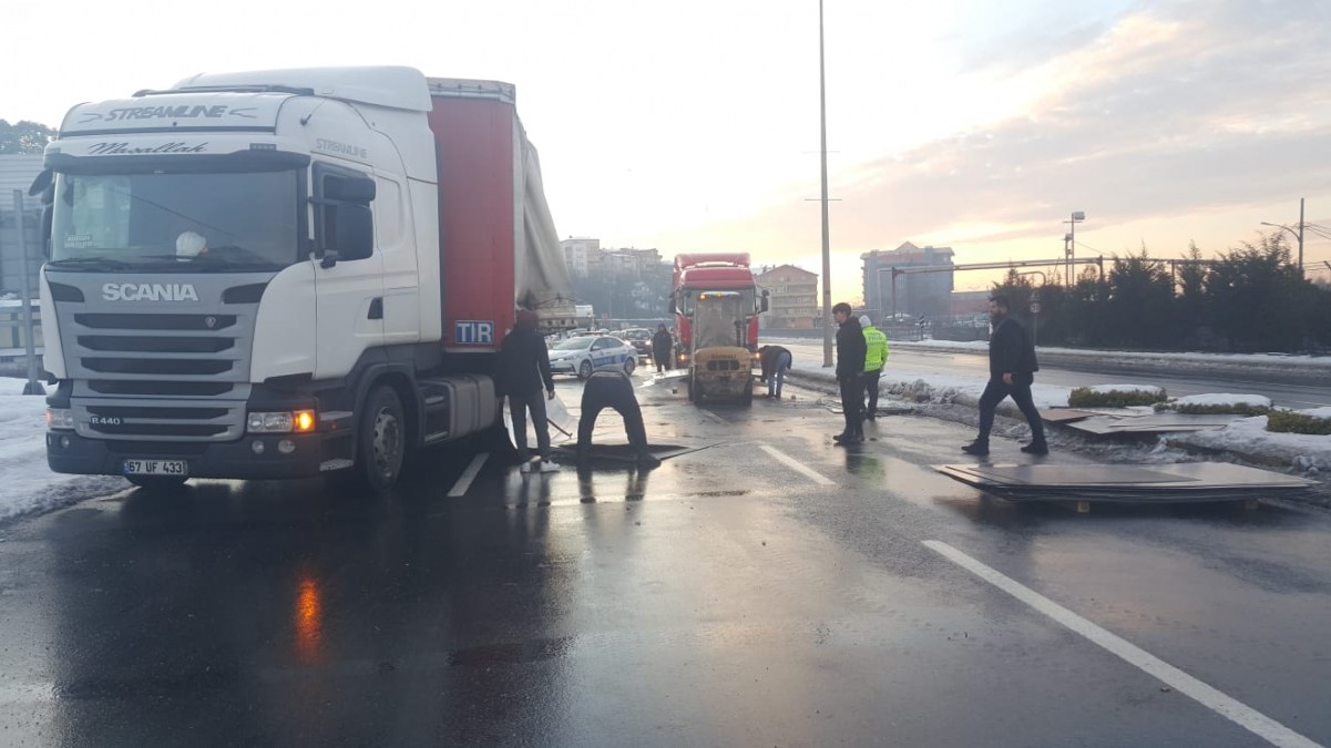 Tırın dorsesinden düşen saclar yola saçıldı Zonguldak Pusula Son