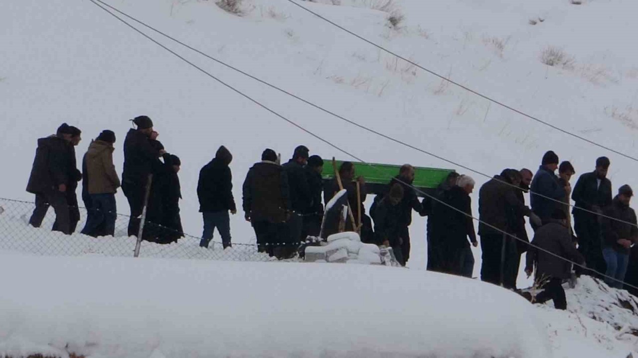 Depremde hayatını kaybeden anne ve 2 çocuğu gözyaşları arasında toprağa