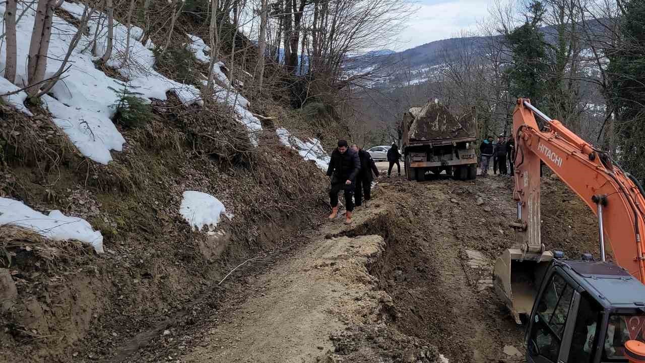 Yaşanan heyelan sonrası mahallenin yolu ulaşıma kapandı Zonguldak