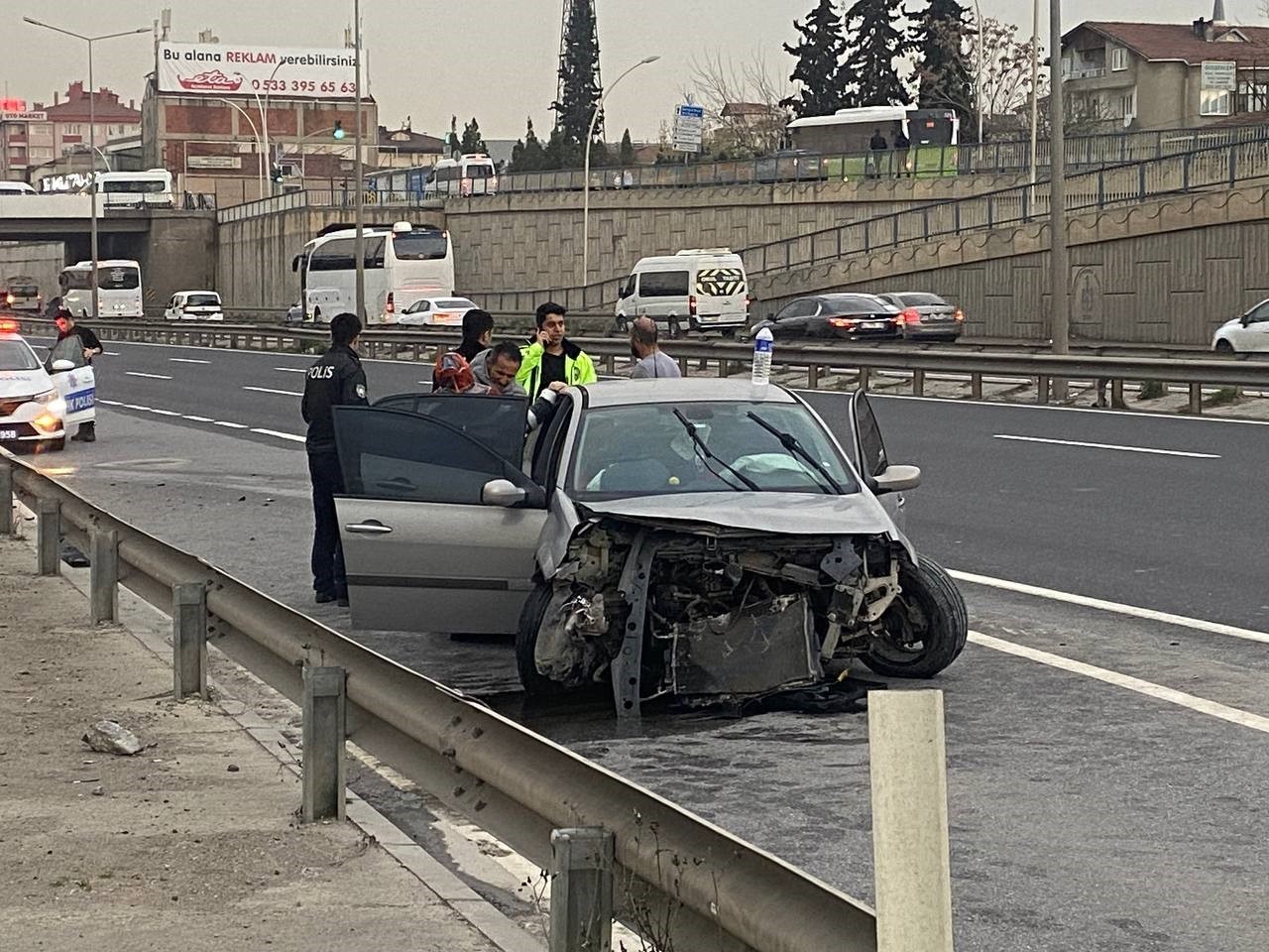 Otomobil Nce T Ra Ard Ndan Bariyerlere Arpt Yaral Zonguldak