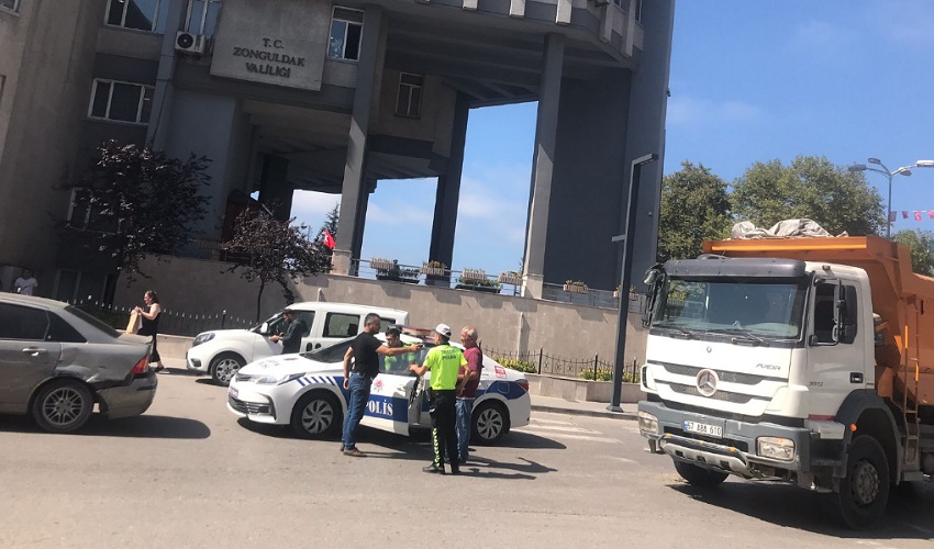 Valilik N Nde Kaza Kamyon Ile Otomobil Arp T Zonguldak Pusula