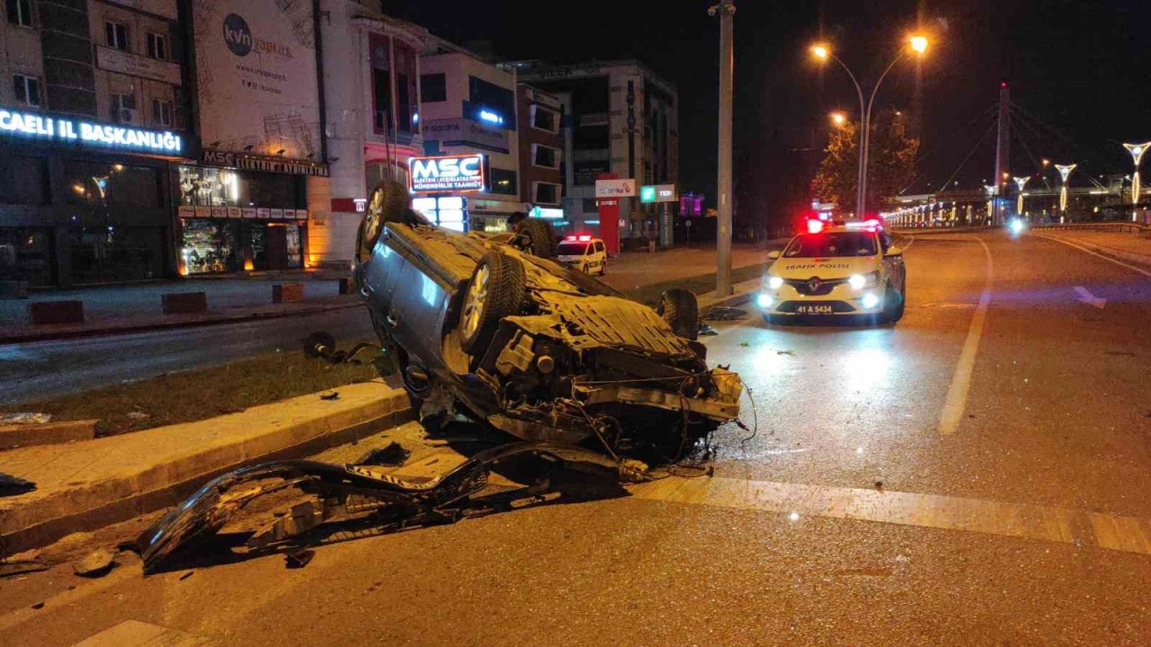 Trafik tabelasına çarpan otomobil takla attı 1i ağır 3 yaralı