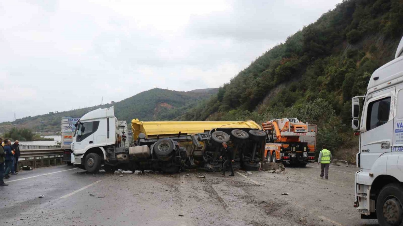 Zincirleme kaza Her iki istikamette trafik kapandı Zonguldak Pusula