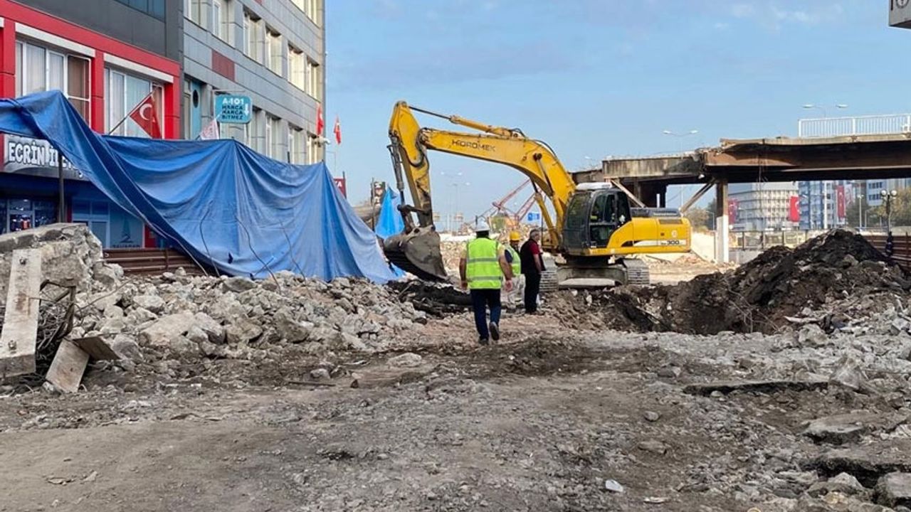 Fevkani'nin 4 ayağı yıkıldı: Beton zemin temizleniyor