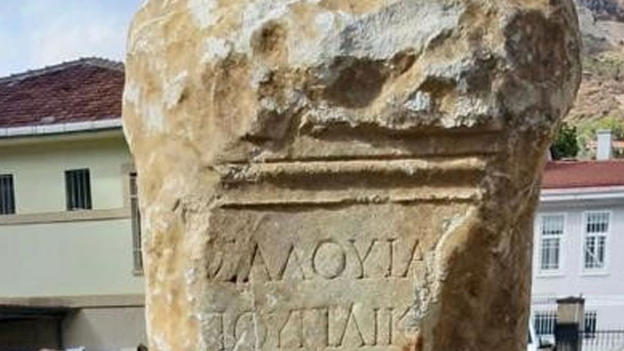 Yapılan kazıda Roma dönemine ait mezar steli bulundu
