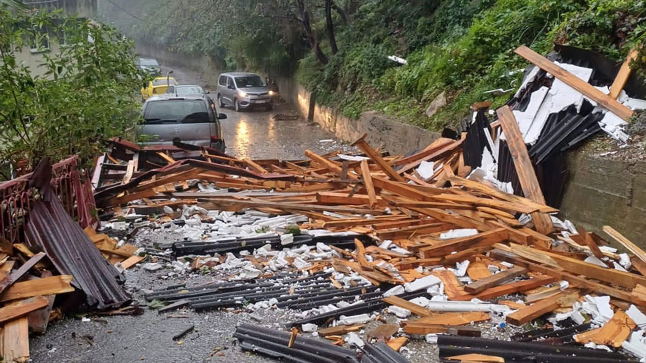 Zonguldak'ta fırtına: Çatılar uçtu, ağaçlar devrildi