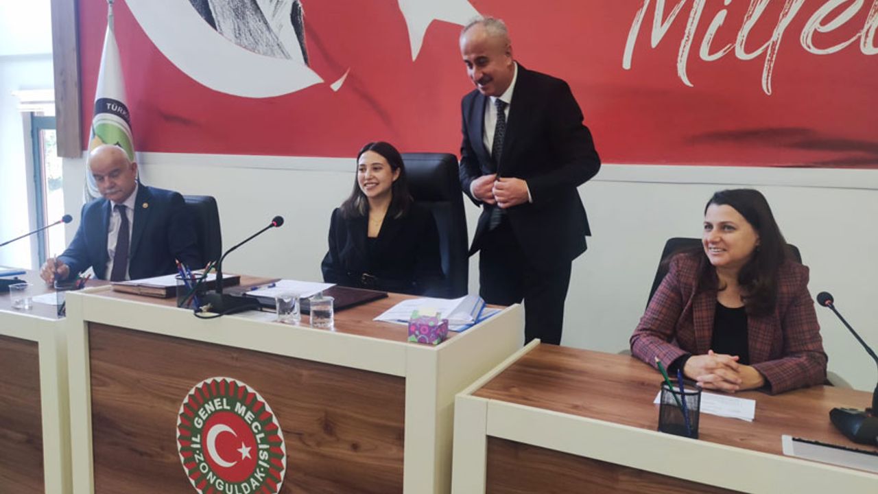 Necdet Karaveli koltuğu, üniversite öğrencisi Hanife Nur Çaylıoğlu’na bıraktı