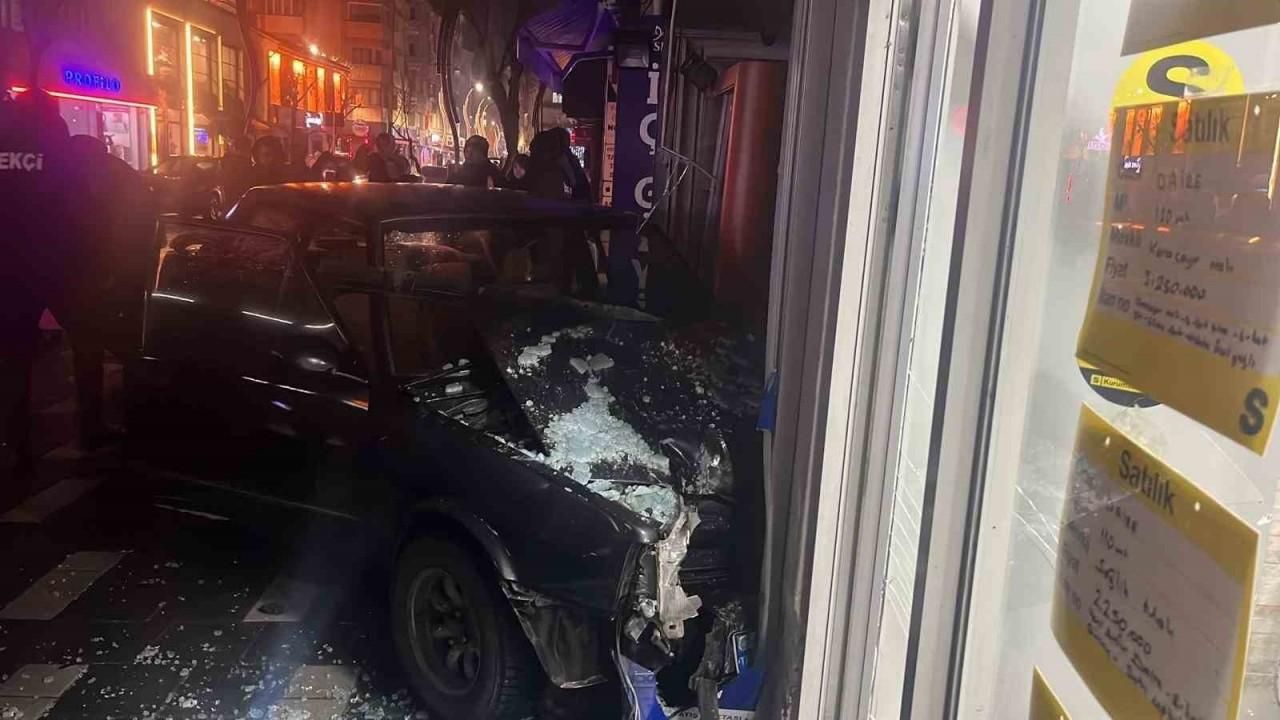 Alkollü sürücü otomobille iki dükkana çarptı: Camları paramparça oldu
