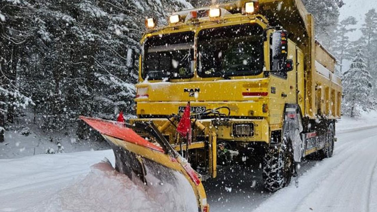 Yoğun kar nedeniyle ağır taşıtlara geçiş kapatıldı