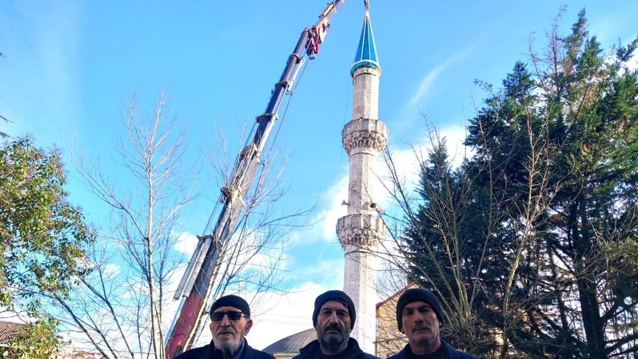 Tehlike oluşturan caminin minare külahı yeniledi