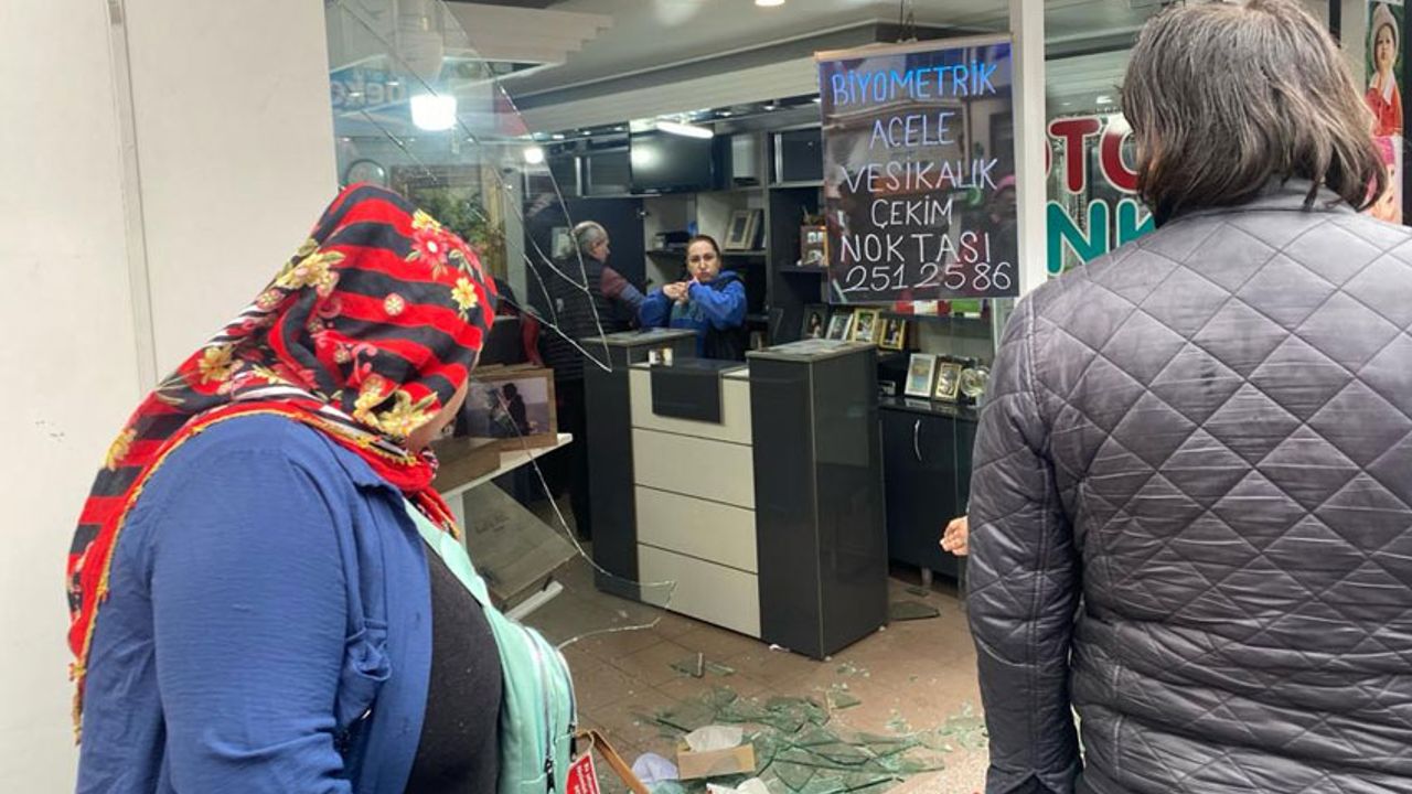 Gazipaşa'da feci kaza: Vitrin camını kırarak içeri girdi
