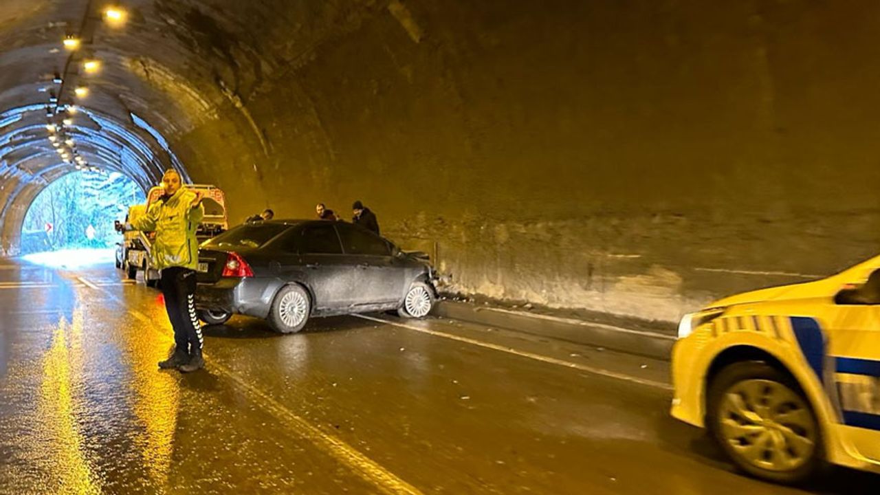 Tünelde kaza: Otomobil duvara çarptı