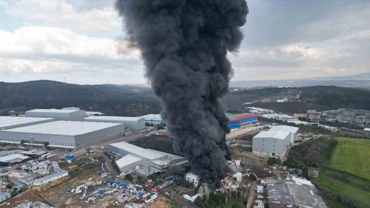 Alev alev yanan fabrika havadan görüntülendi: Can kaybı yok