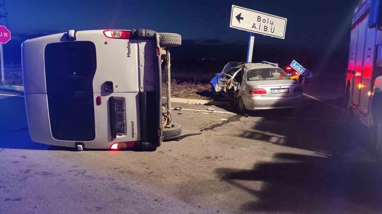 Minibüs ile otomobil çarpıştı: Araçta sıkışan sürücü yaralandı