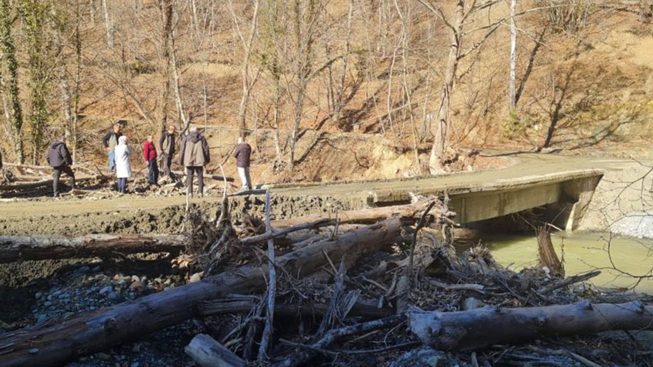 Sel felaketinde ağır hasar alan köprünün yerine ahşap köprü