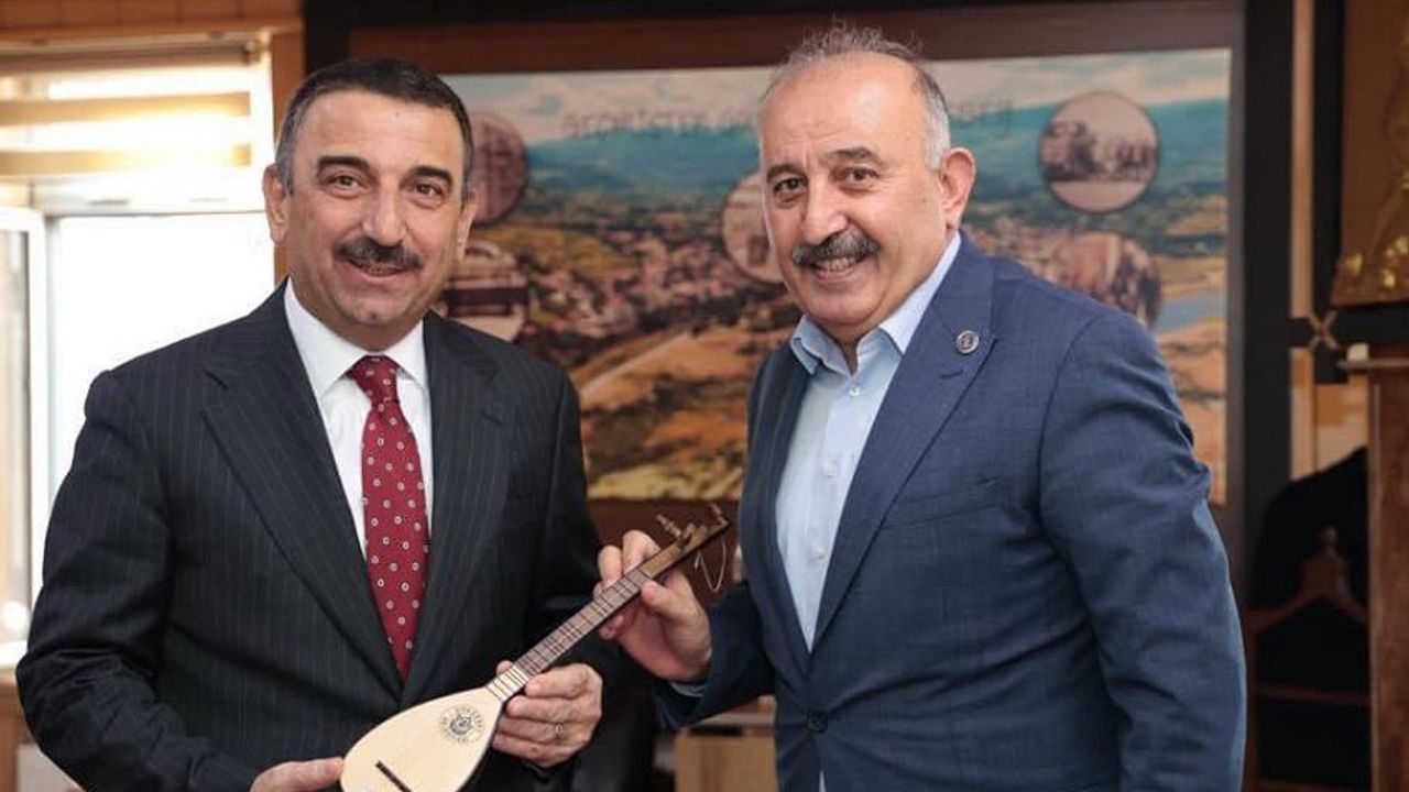 Vedat Öztürk, Vali Osman Hacıbektaşoğlu’na cura hediye etti
