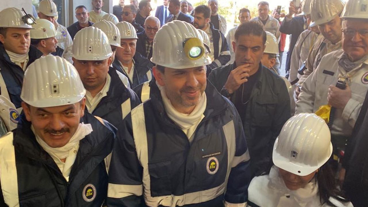 Bakan Alparslan Bayraktar, yerin 170 metre altında maden işçileriyle yemek yedi