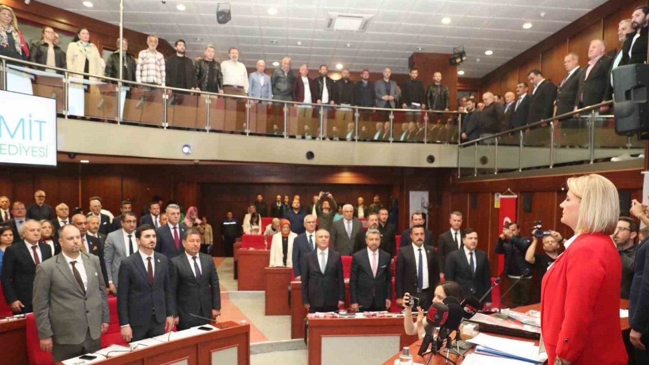 Başkan ilk mecliste alkışlarla karşılandı: "400 bin İzmitliye hizmet edeceğiz"