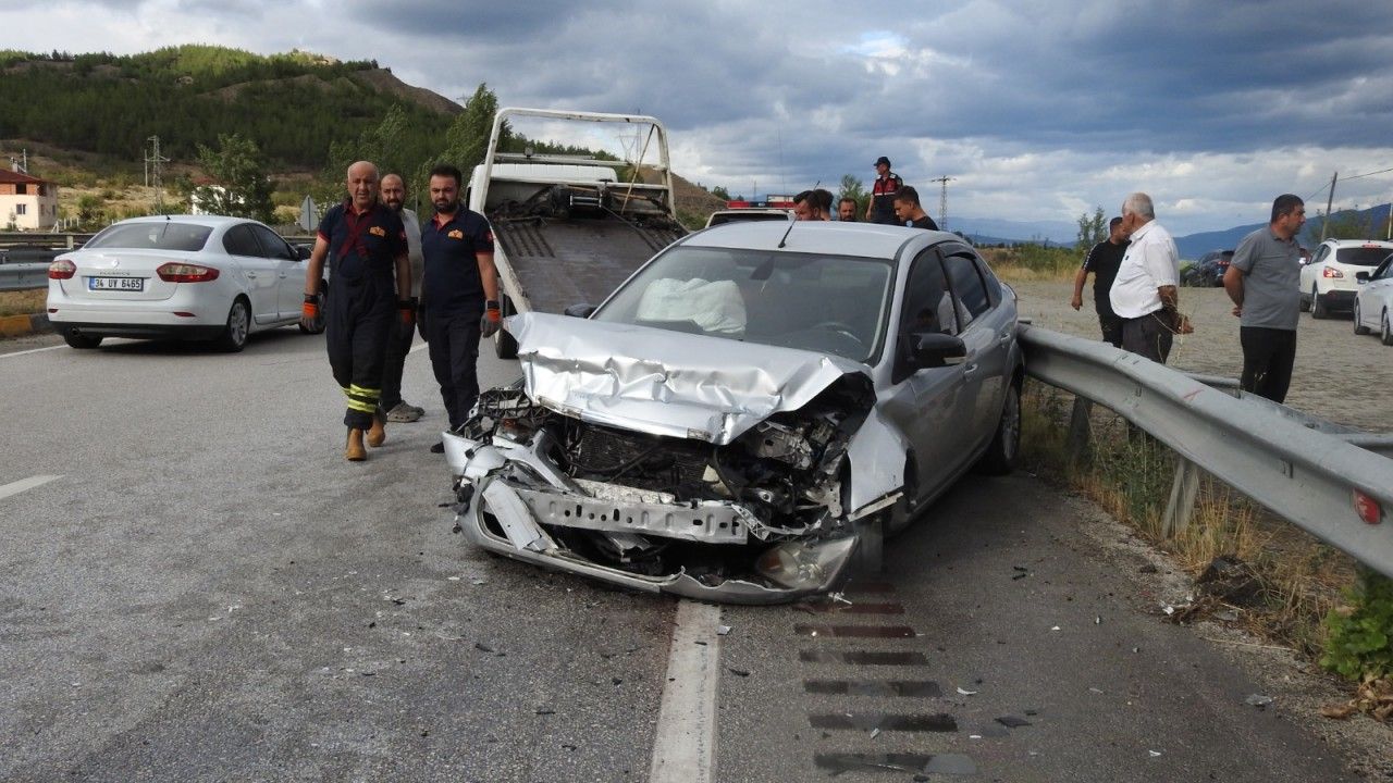 Seyir halinde ters dönen otomobile arkasındaki kamyon çarptı; 3 kişi  yaralandı - Zonguldak Pusula Son Dakika Haberleri