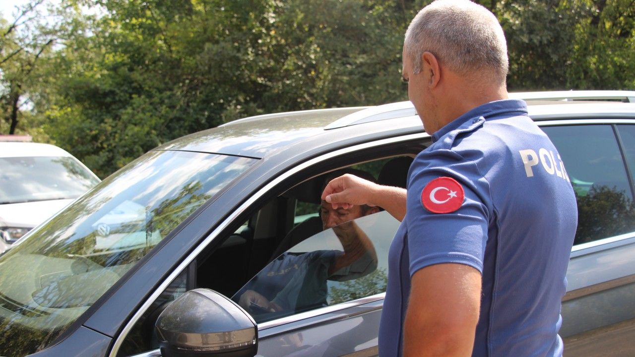 Polisten, yangınları karşı ormanda denetim