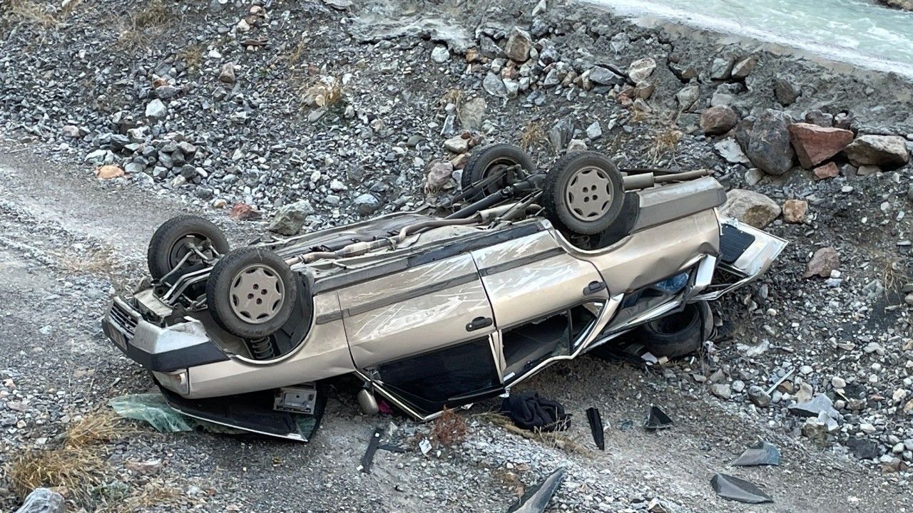 Dere yatağına düşen otomobilden yara almadan çıktı