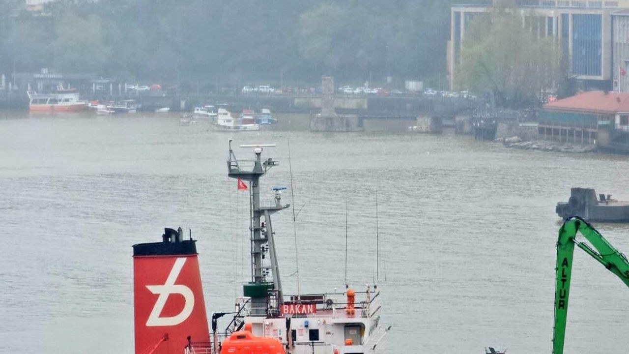 Zonguldak Limanı çamur nedeniyle sarı renge büründü