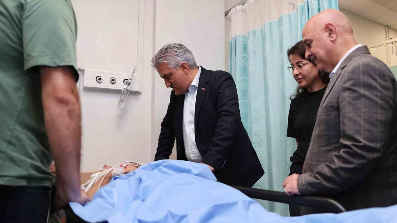Feci kazada yaralananları Vali ziyaret etti