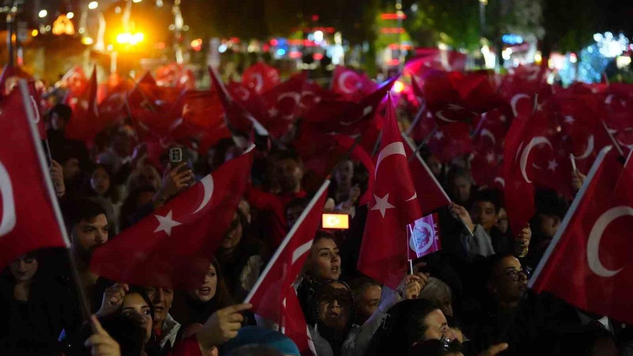 Binlerce kişi fener alayında buluştu