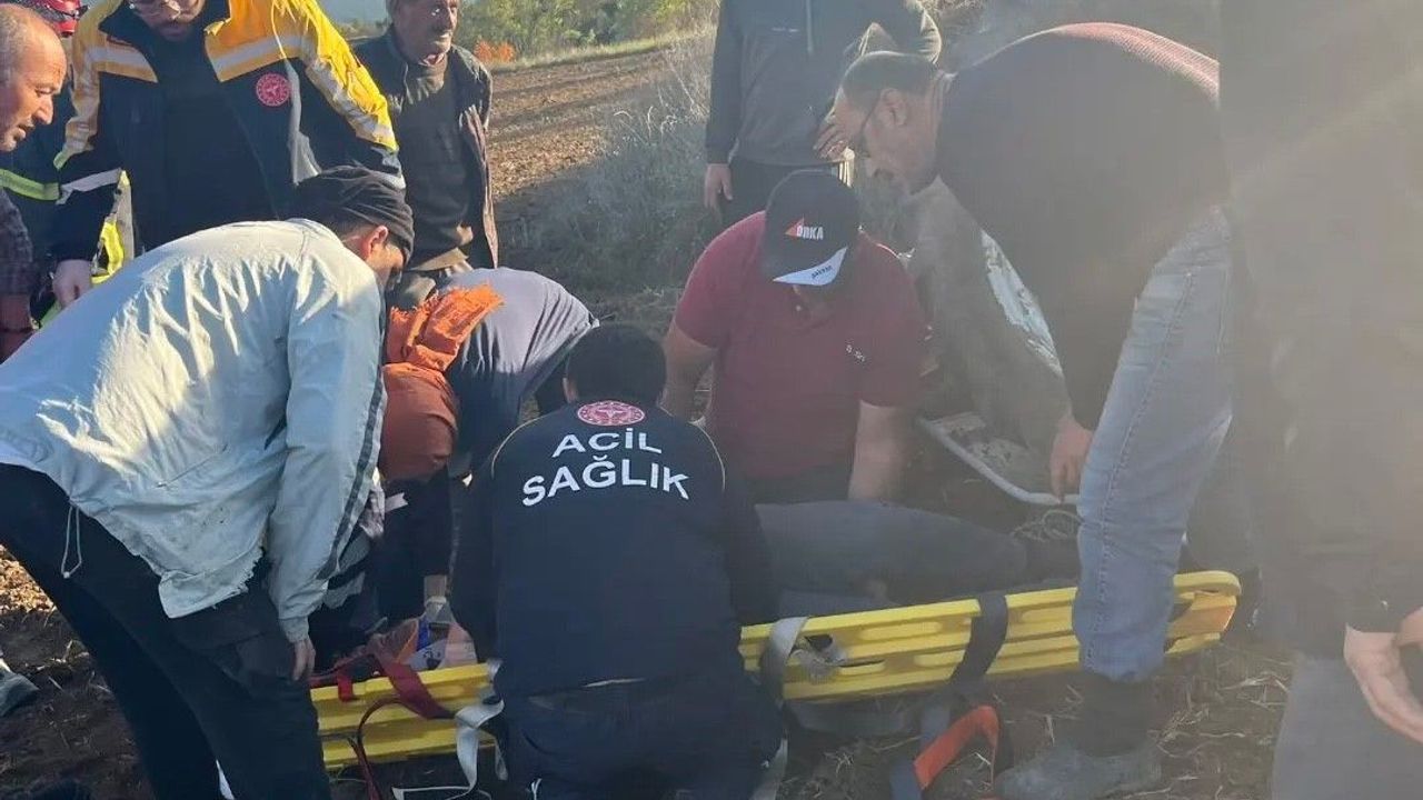 Devrilen traktörün altında kalan sürücü yaralandı