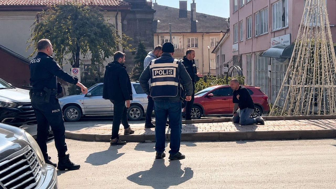 Eli bıçaklı şahıs ekipleri harekete geçirdi
