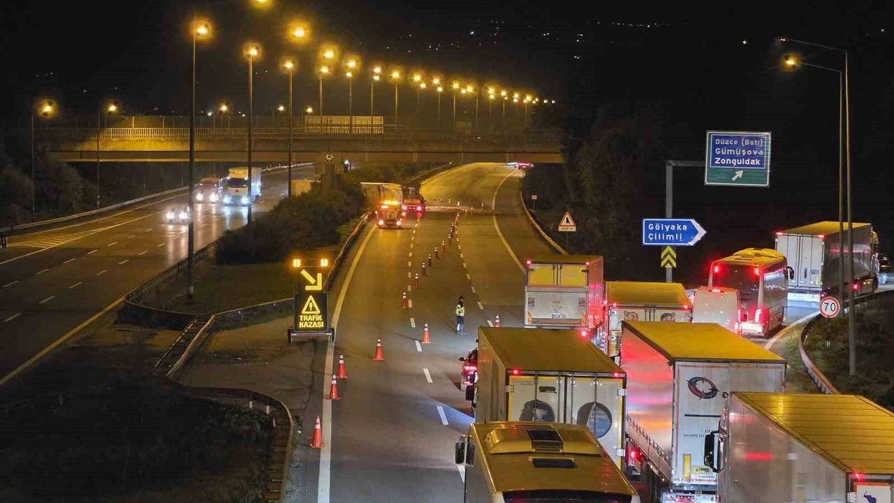 Kimyasal yüklü tır devrildi: İstanbul yönü trafiğe kapandı