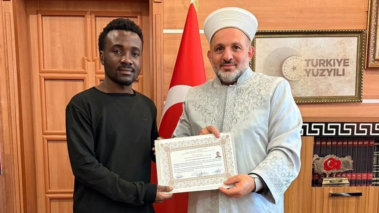 Kongolu üniversite öğrencisi Müslüman oldu, Osman ismini aldı