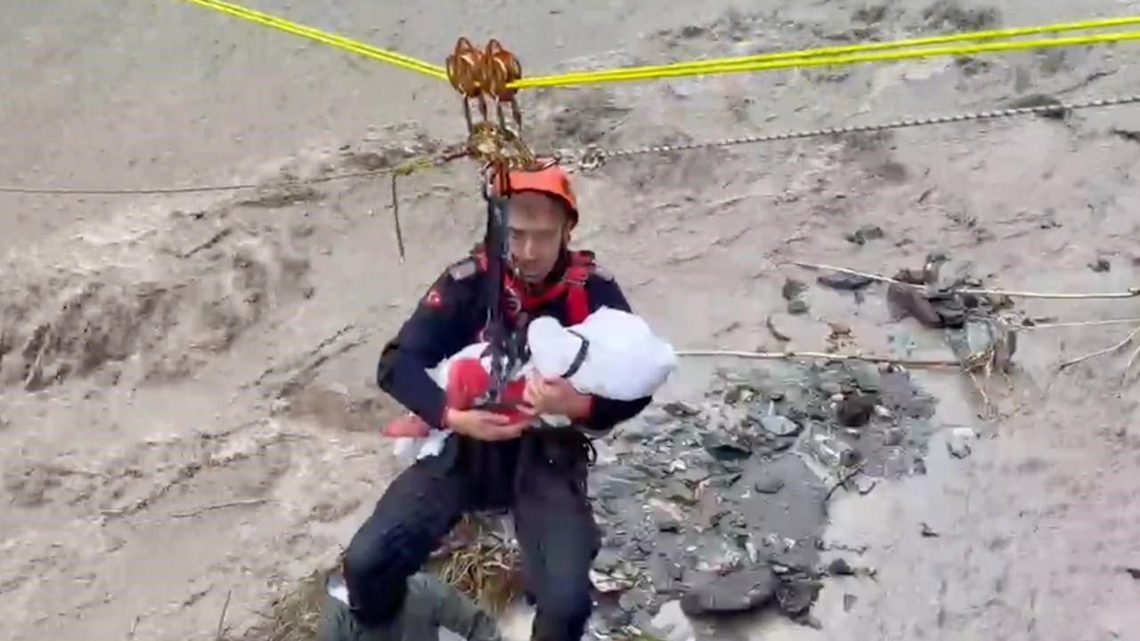 Kurtarma operasyonunda ninni söyleyerek bebeği uyutan AFAD personeli o anları anlattı