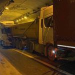 3 tır ile hafriyat kamyonu zincirleme kazaya karıştı: 2 yaralı