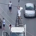 Tele takılarak mahsur kalan güvercini böyle kurtardılar