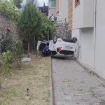 Hafif ticari araçla çarpışan otomobil apartmanın bahçesine uçtu: 3 yaralı