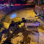 Dere yatağına düşen kamyonet alev aldı
