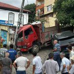 Kontrolden çıkan kamyon park halindeki araç ile elektrik direğine çarparak durabildi