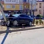 Otomobil orta rejüfe çıktı, aydınlatma direğine çarptı: 2 kişi yaralı!