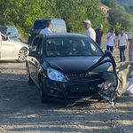 İki araç kazaya karıştı: Otomobil, yol kenarındaki çocuklara çarptı!