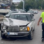 Kavşakta trafik kazası: 2 yaralı