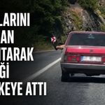 Ayaklarını camdan sarkıtarak trafiği tehlikeye attı