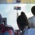 Balataları tutuşan kamyonu yanmaktan dereye girerek kurtardı