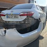 Kamyonla otomobil çarpıştı