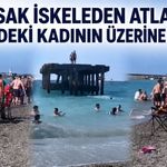 Yasak iskeleden atladı, denizdeki kadının üzerine düştü