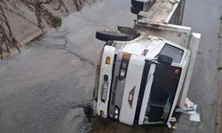 Kamyon dereye uçtu